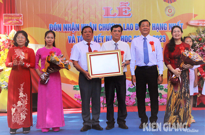 Trường Tiểu học thị trấn Kiên Lương 1 đón nhận Huân chương Lao động hạng nhất
